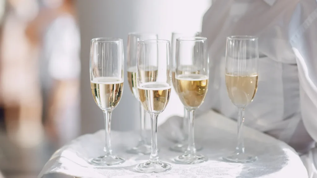 Japanese Wedding Vendor: Wine Specialist
