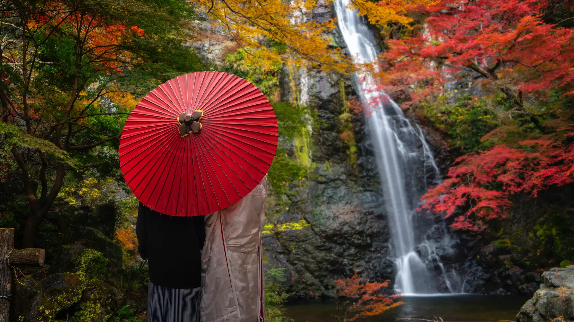 Seasonal Wedding Ideas in Japan: Autumn Waterfall