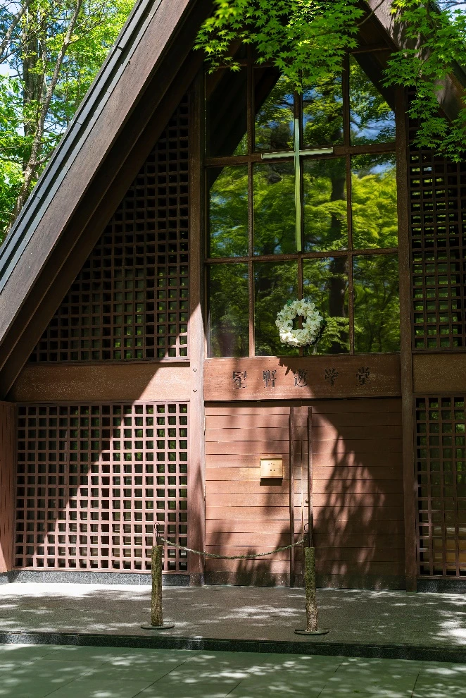 Front view of Karuizawa Kogen Church, a charming wedding chapel and venue in Karuizawa for Japanese weddings.